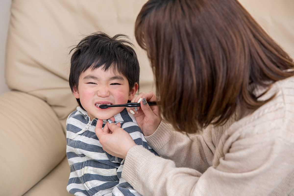 子どもの歯磨きはいつから？　注意点や正しく磨くコツとは